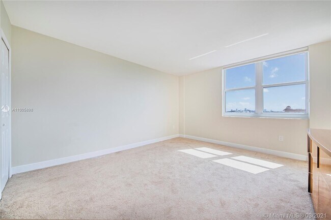 Building Photo - 10350 W Bay Harbor Dr