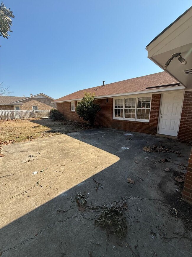 Building Photo - ** 3 bed 2 bath located in RidgeField ** Call 334-366-9198 to schedule a self showing