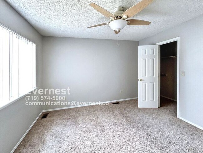 Building Photo - Gorgeous 3-Bedroom Home with Cozy Fireplac...