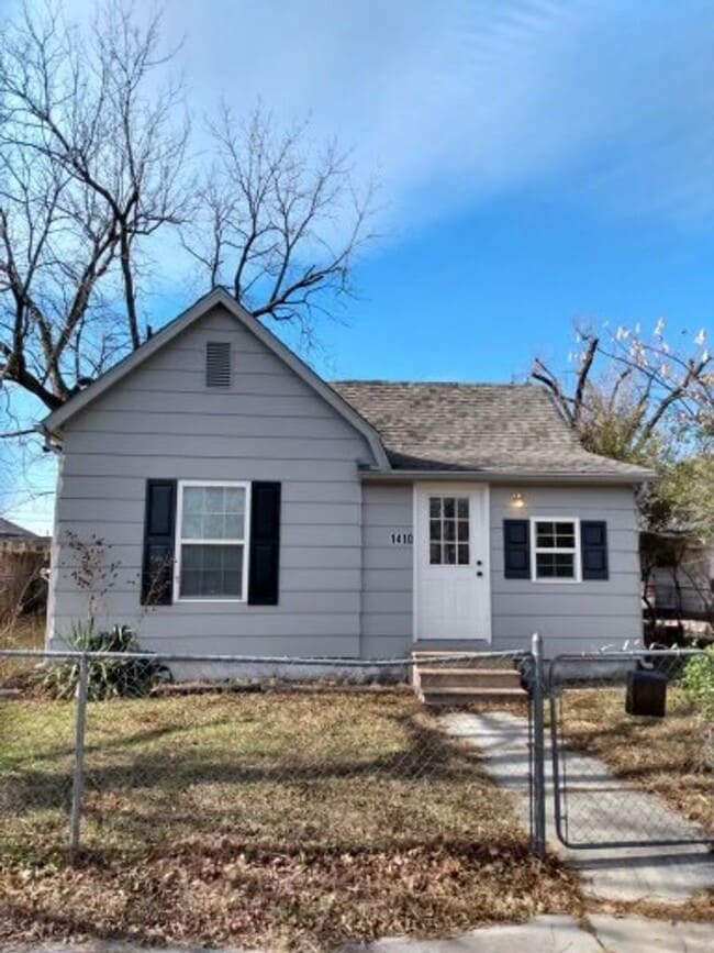 Building Photo - Adorable home in Joplin! 2 bedroom, 1 bathroom home with large living space, carport, and applian...