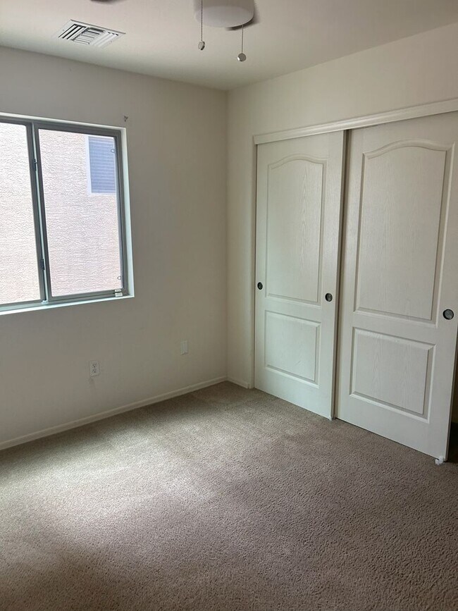 Building Photo - Save with SOLAR Unfurnished  1 loft -  2 c...