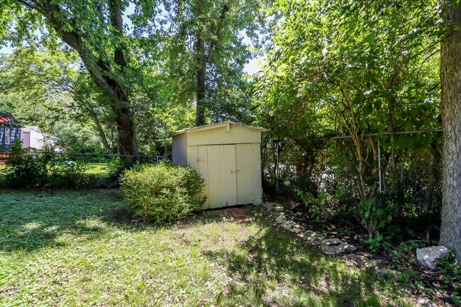 Building Photo - Immaculate Centrally located home!