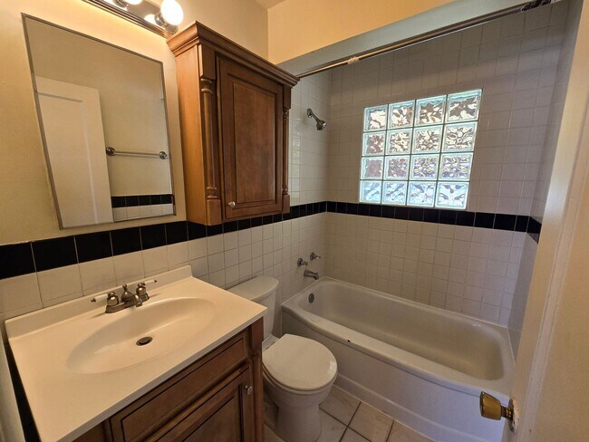 Building Photo - Beautiful North Side Home! Available Now!