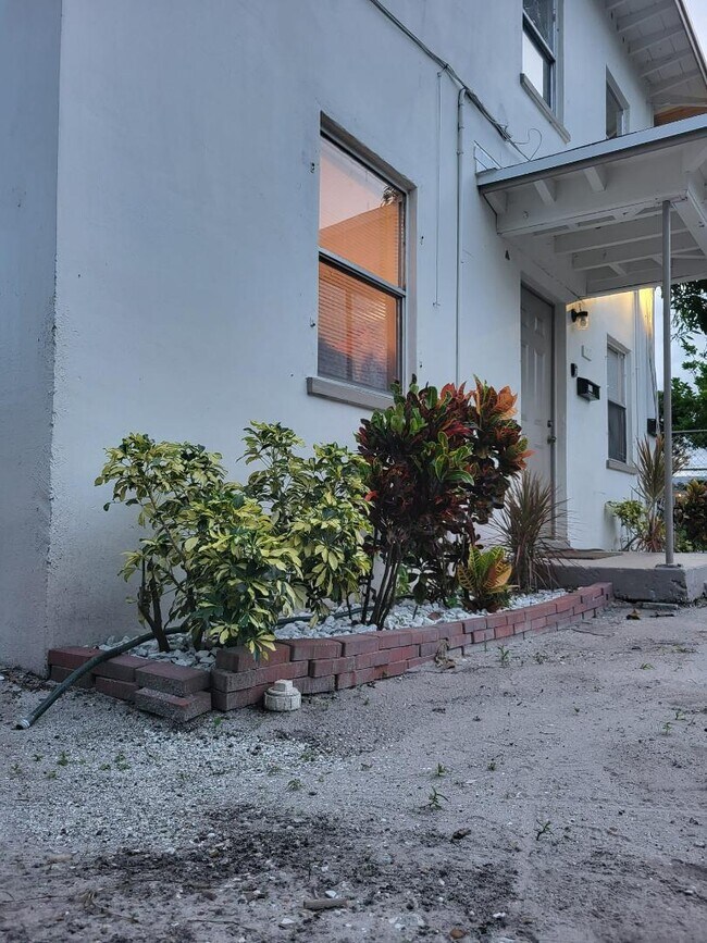 Building Photo - 1013 State St