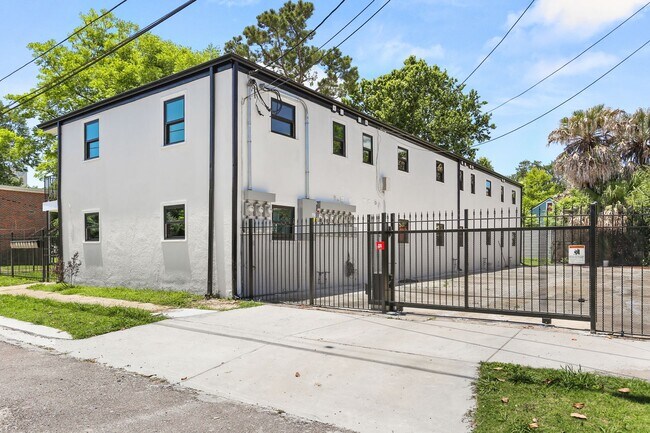 Building Photo - Brand new 1BD/1BA units in Gated Complex, ...