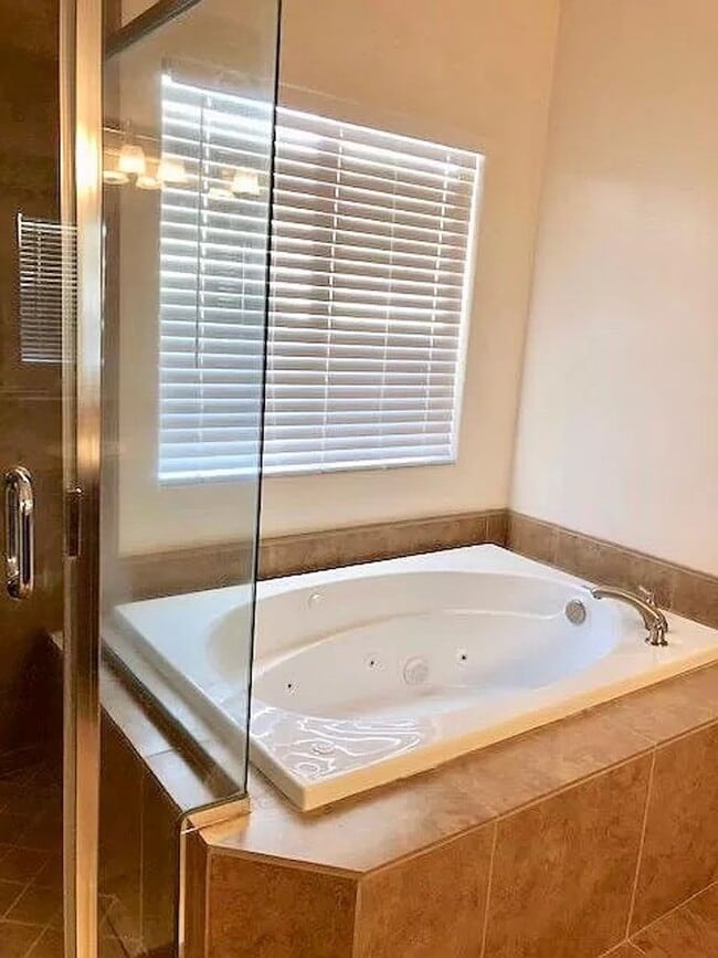 Building Photo - 5 bedrooms 2 baths house-SW Bakersfield