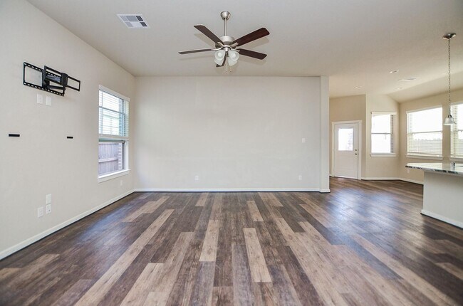 Building Photo - Beautiful 2 story home with 4 bedrooms, 2,...