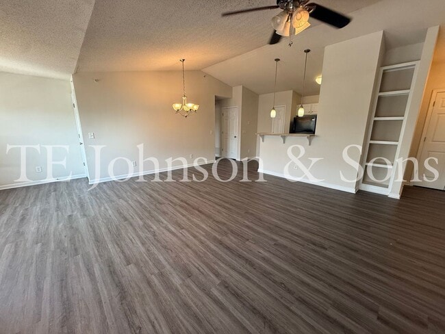 Building Photo - Lovely 2 Bedroom Condo Off Hwy 150