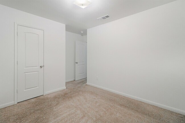 Building Photo - 1208 Bluffview Dr