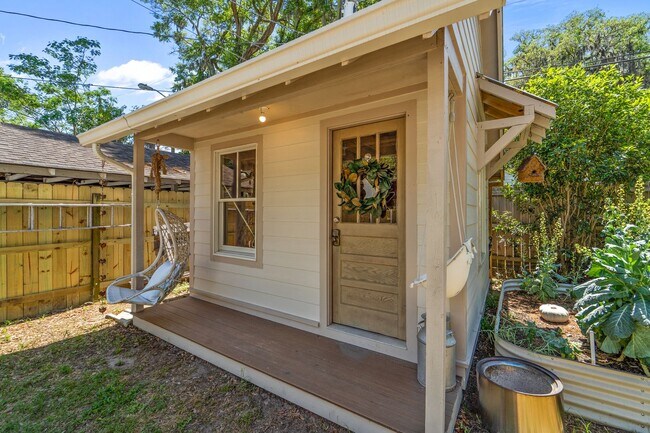 Building Photo - Charming Parkside 2-Bedroom Home Near Daffin Park with Fenced Yard & Patio