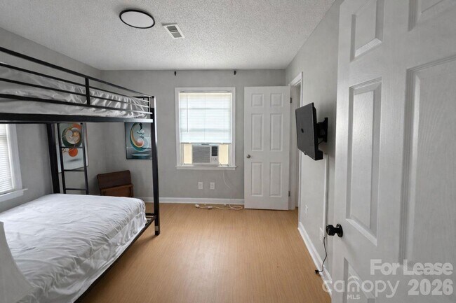 Building Photo - 316 Skyland Ave