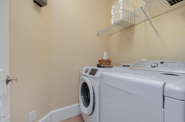 Building Photo - Prime Davis Park Location! Move-In Ready 2...