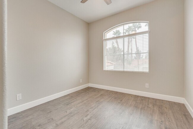 Building Photo - Gorgeous, recently renovated Green Valley ...