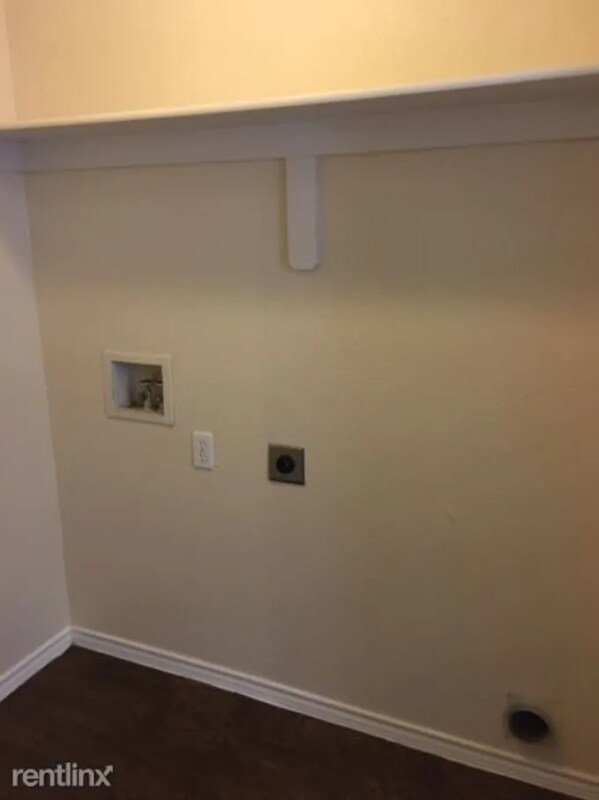 Building Photo - 7800 Irish Dr