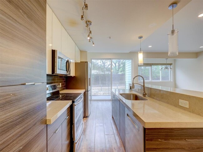 Building Photo - 604 N Bluff Dr