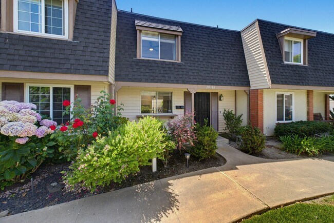 Building Photo - Charming 2-Bedroom Townhouse for Rent in Huntington Beach!