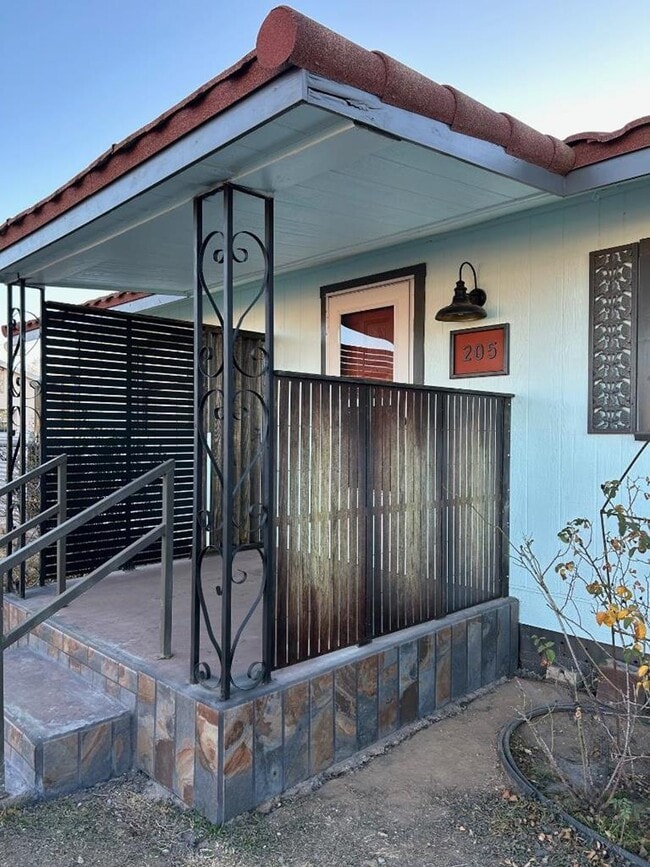 Building Photo - 205 S 11th St