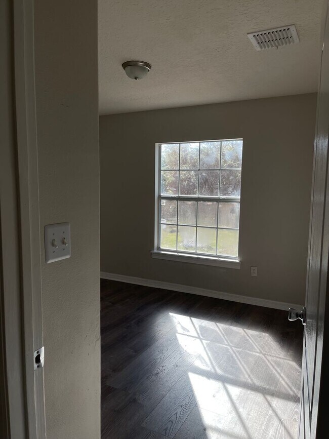 Building Photo - Beautiful Townhouse