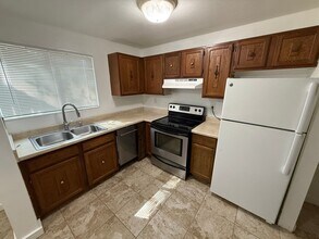 Building Photo - Beautiful Two Bedroom Apt; Salt Lake City, 1,000 sq ft; New Flooring