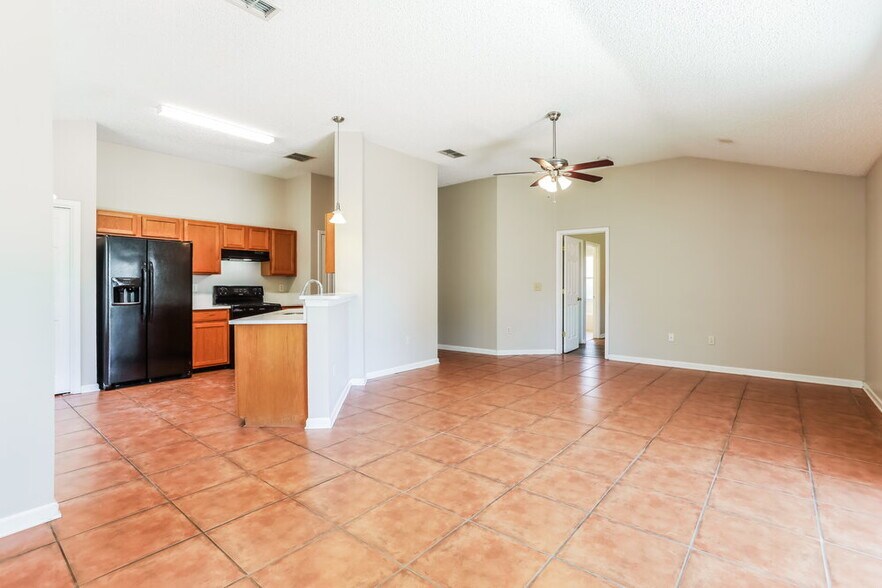 Building Photo - 8073 Leafcrest Dr