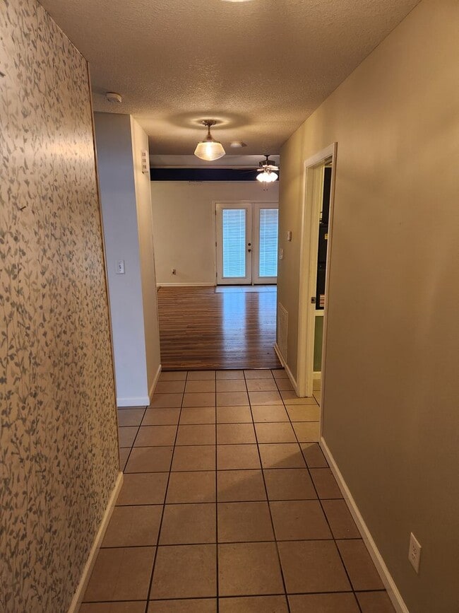 Building Photo - Beautiful newer home with everything on main level in Seaman Schools