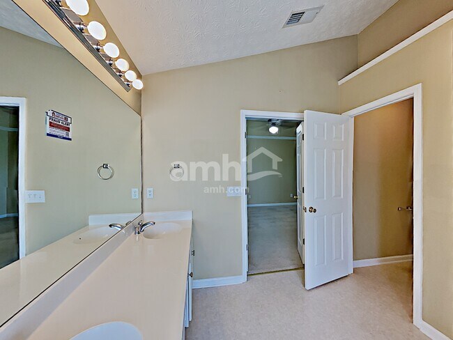 Building Photo - 409 Avery Ct
