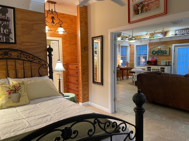 Short hall past dresser to bath, closet and utilities. - 31312 Rd 280B