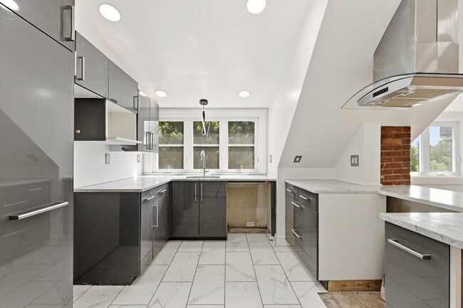 Building Photo - 481 Danforth St