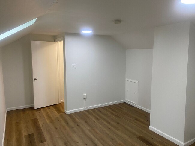 Building Photo - Charming 3BR Townhome in Plainsboro