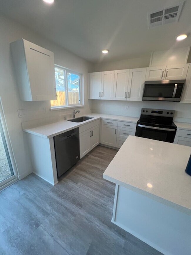 Building Photo - Brand new 4 Bedroom Smart Solar Home in Am...