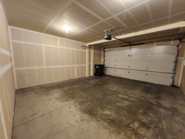 Building Photo - Spacious 3 bed/2.5 bath Townhouse - Gorgeo...