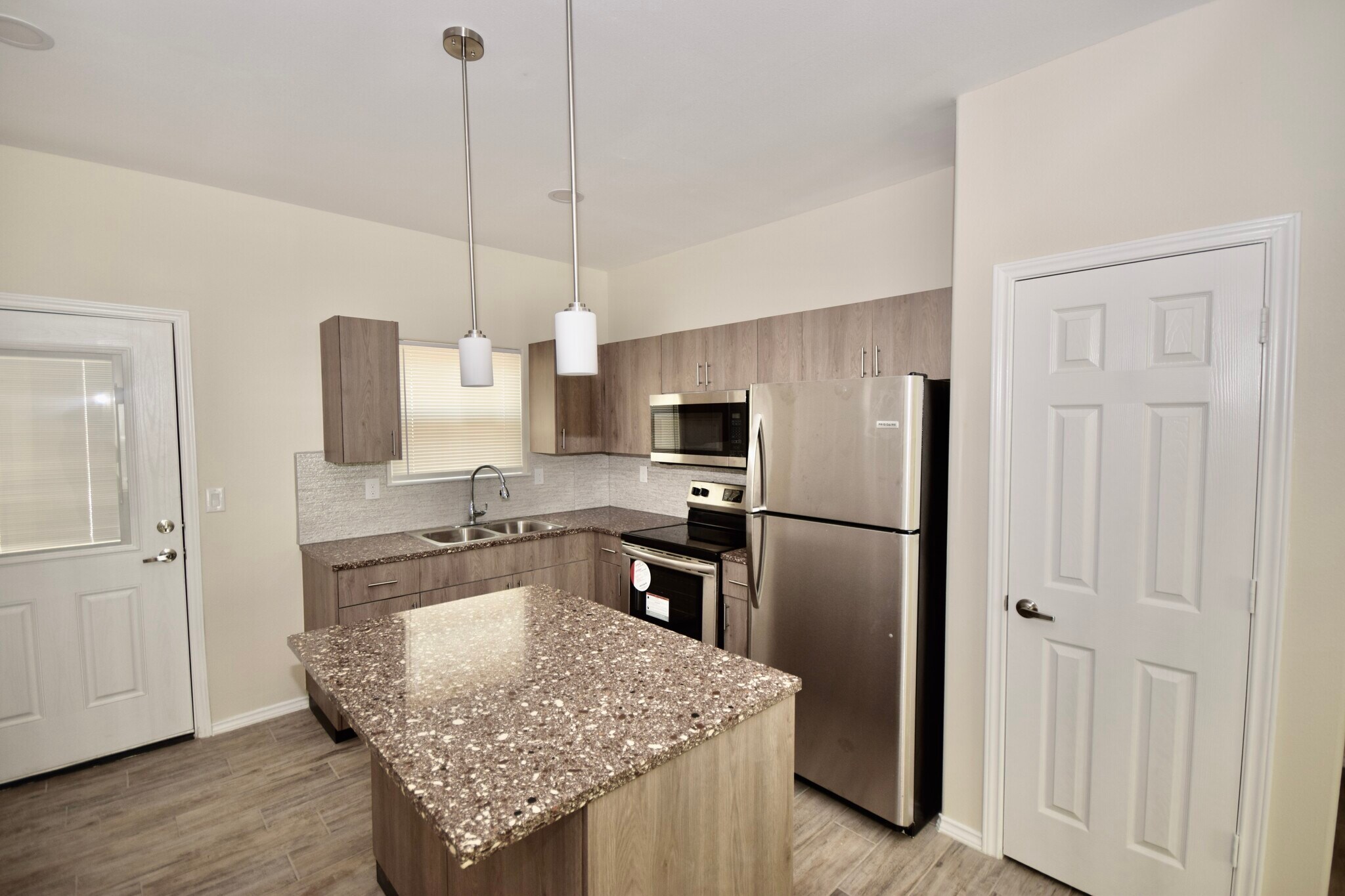 Building Photo - 5000 N Hiawatha Dr