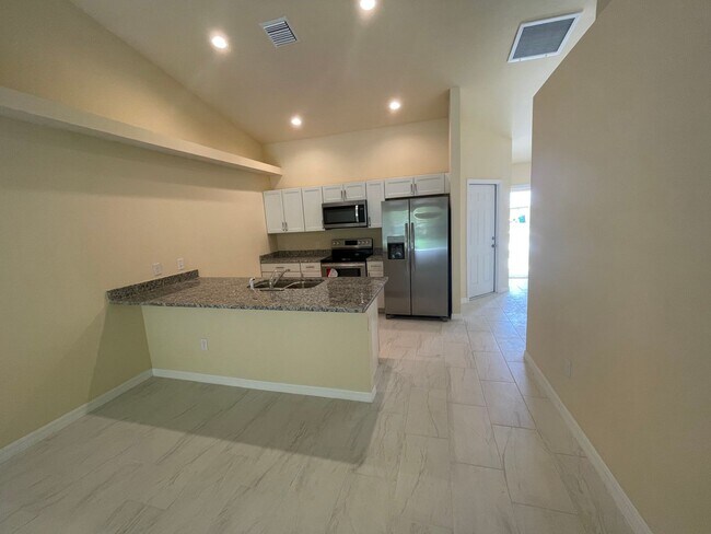 Building Photo - Duplex in Cape Coral! 3-bedroom 2-bathroom...
