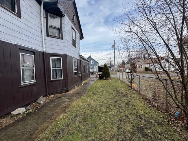 Building Photo - 3621 Sackett Ave