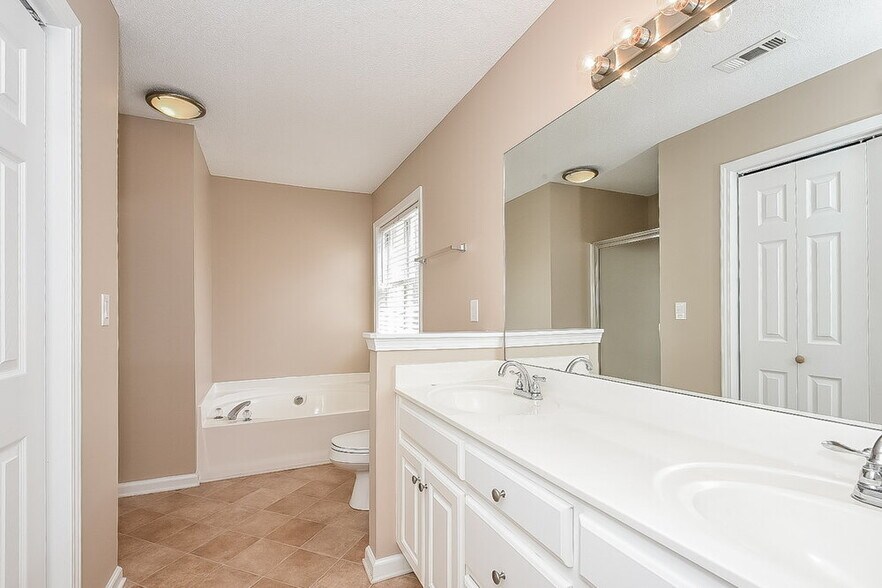 Building Photo - 4084 Mt Vernon Dr