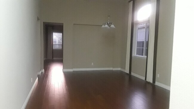 Building Photo - Large home with mountain views near the University of Nevada