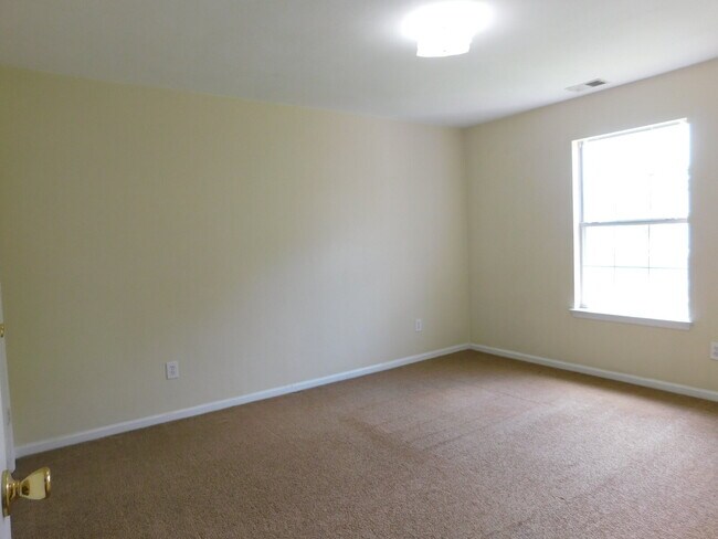 Building Photo - "Spacious 4-Bedroom Gem on Hughart Street with 2.5 Bathrooms and 2108 Sq. Ft. of Comfort!"