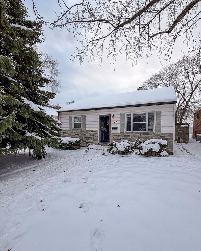 Building Photo - 223 S May St