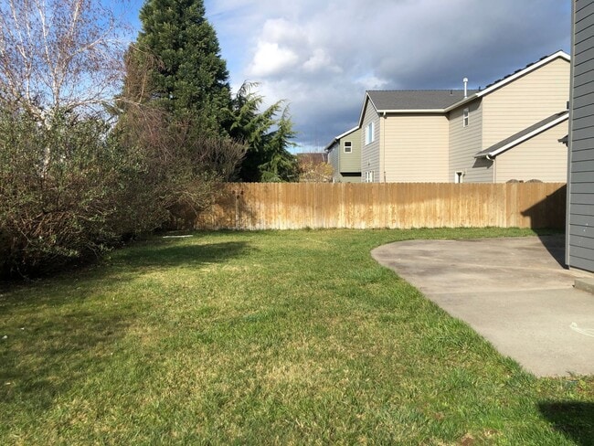 Building Photo - 3 Bedroom House in the Heights On Hood River