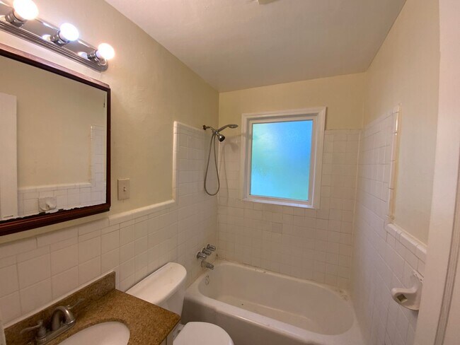 Building Photo - Charming 4 bd, 2 bth with 2 room Master Suite