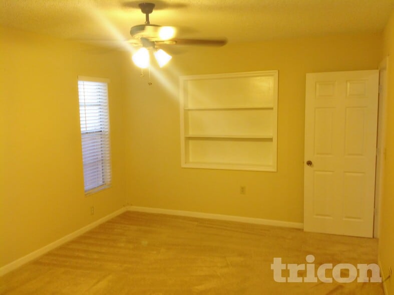 Building Photo - 2290 Colonial Dr