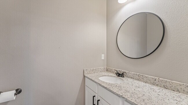 Building Photo - Welcoming Farmington Home Near Local Amenities