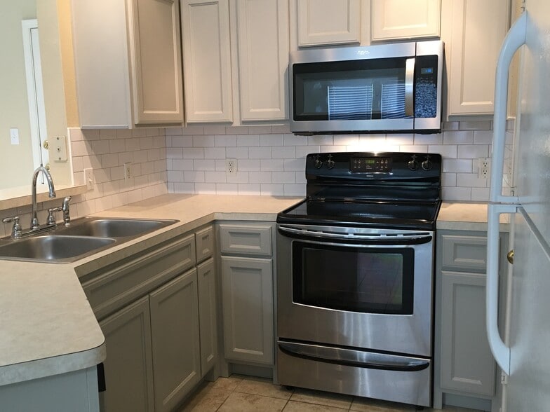Kitchen before granite counters - 7556 Arbor Hill Dr