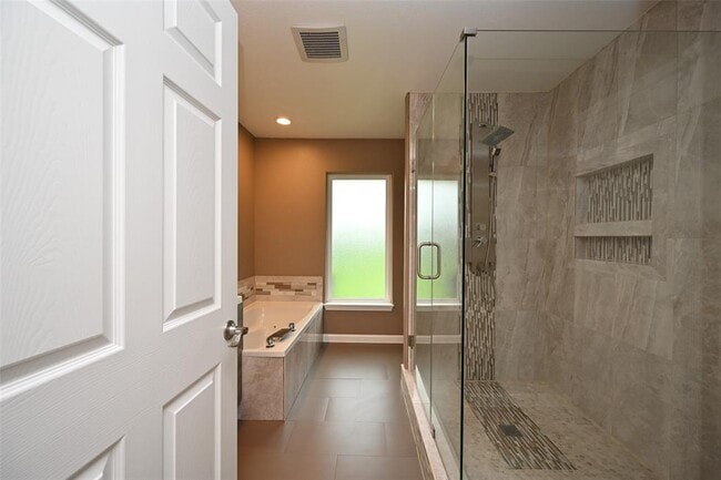 Building Photo - 2127 Lamonte Ln