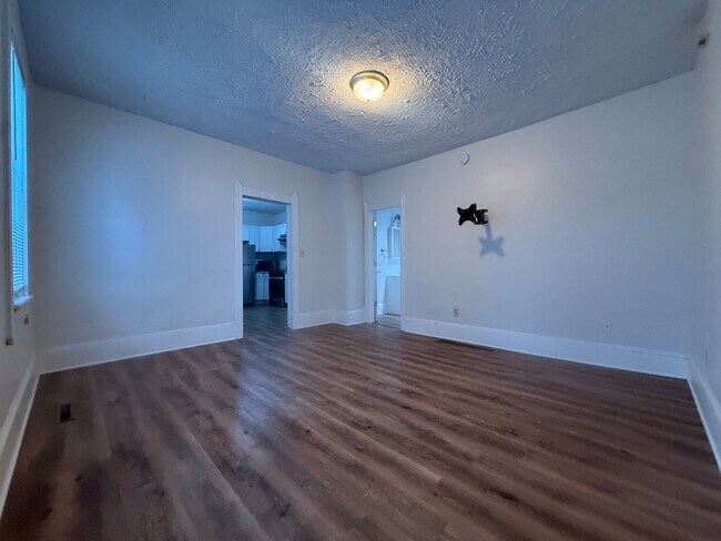 Building Photo - 2482 W 10th St