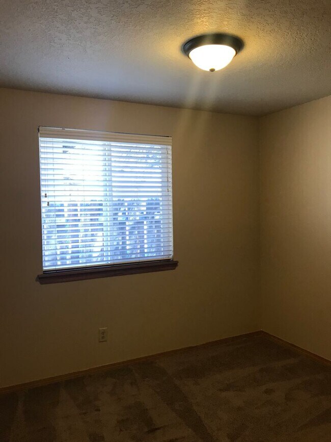 Building Photo - Single level home in NE Bend with huge yard!