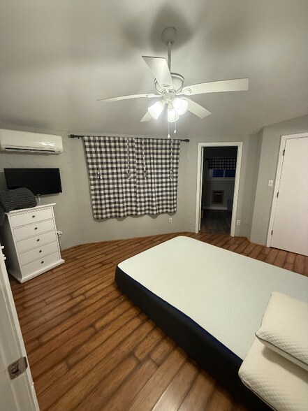 Building Photo - 489 Clubhouse Dr