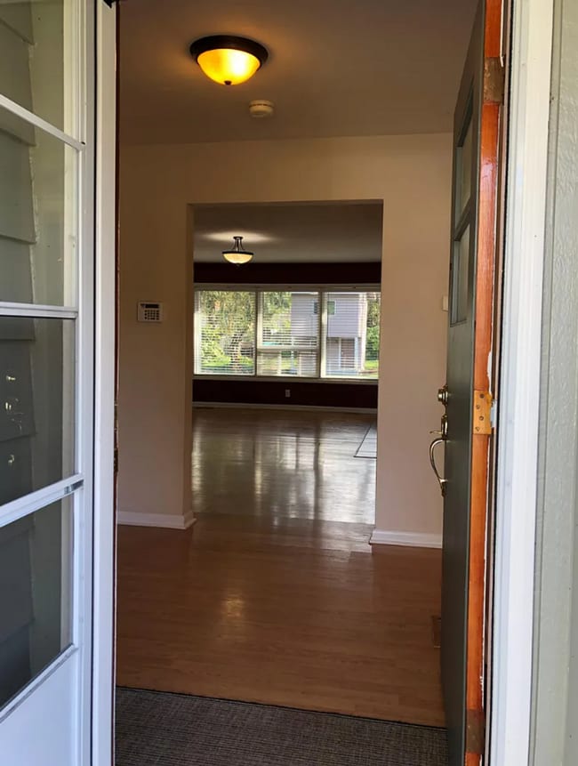 Building Photo - Stylish & Spacious 4-Bedroom Home in SE Sa...