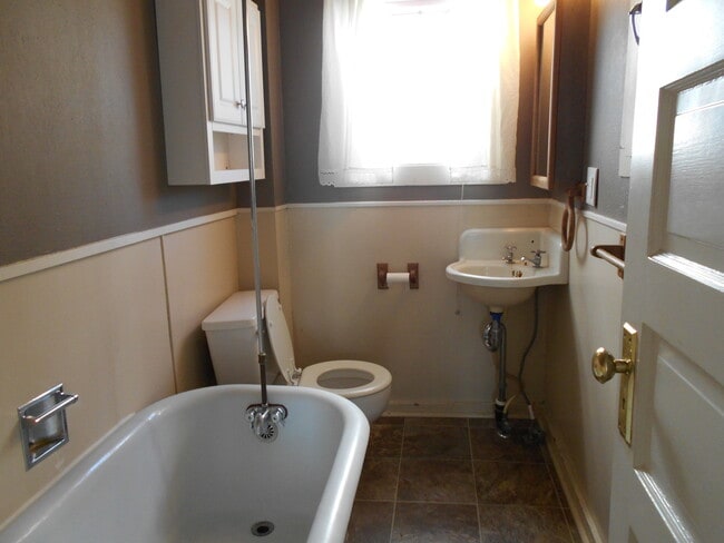 Building Photo - 3 Bedroom, 1 Bathroom Home in Sunnyland! PRELEASE NOW!