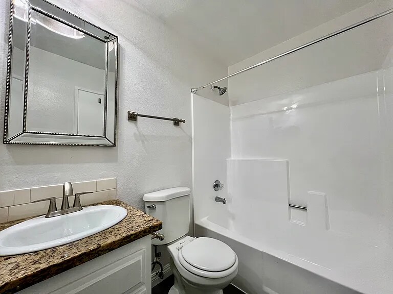 Building Photo - 924 Gaviota Ave